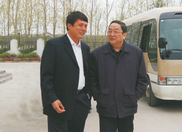 曾任中共十八屆中央政治局常委，第十二屆全國政協(xié)主席、時任湖北省委書記俞正聲視察萊克集團(tuán)