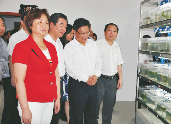 湖北省人大常委會(huì)副主任、黨組書(shū)記王玲視察萊克小龍蝦選育繁育中心