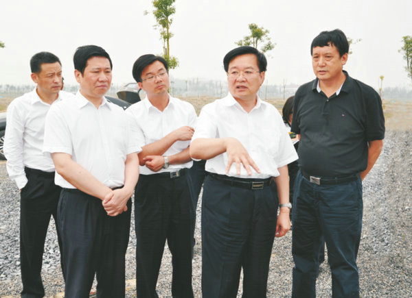 十九屆中央委員、河南省委書記、時任湖北省長王國生視察萊克小龍蝦選育繁育中心