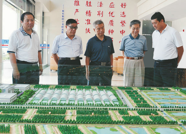 全國(guó)人大常委會(huì)民族委員會(huì)委員、湖北省民營(yíng)經(jīng)濟(jì)促進(jìn)會(huì)會(huì)長(zhǎng)蘇曉云等一行、視察萊克小龍蝦選育繁育中心